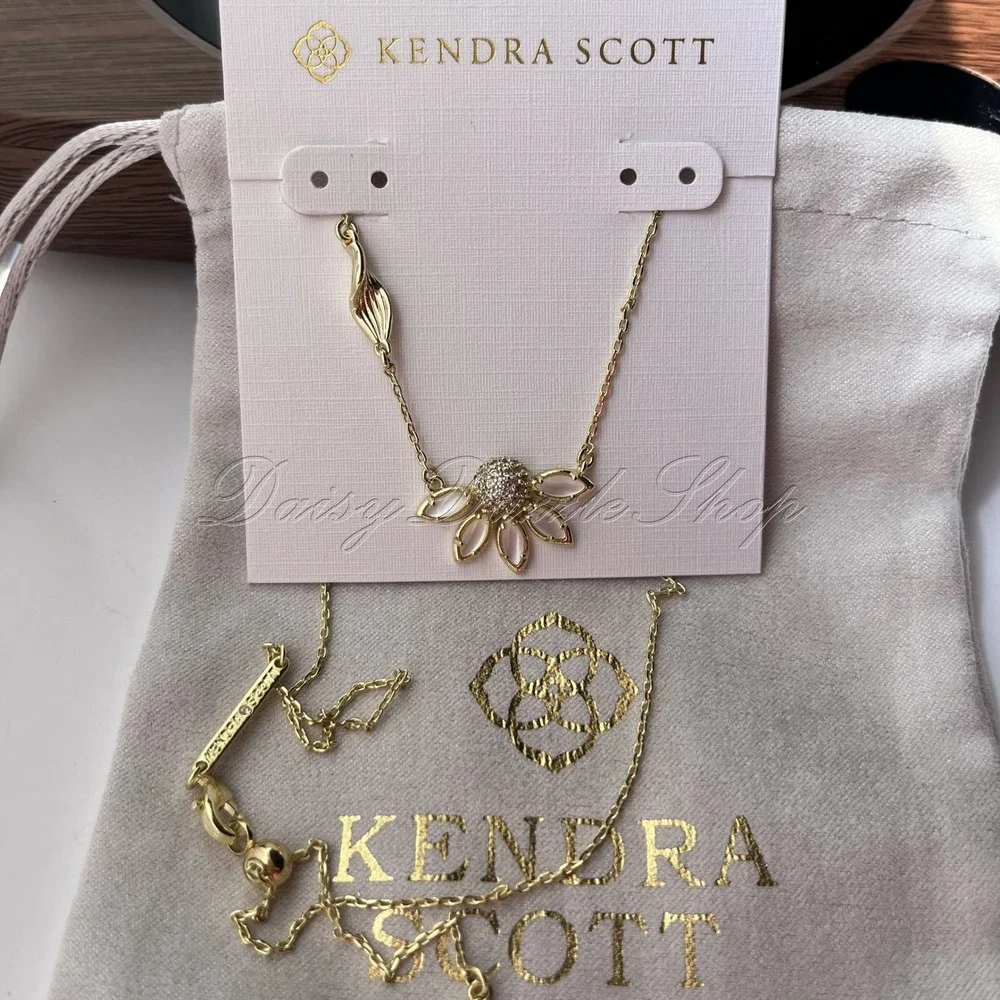 ✨New Kendra Scott Ivory Gold Plated Anya Flower Short Pendant Necklace 🌼